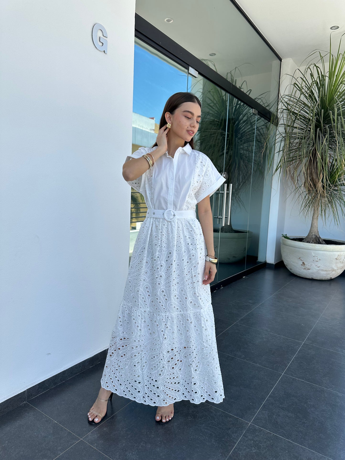 VESTIDO LARGO CON BORDADO Y CINTO