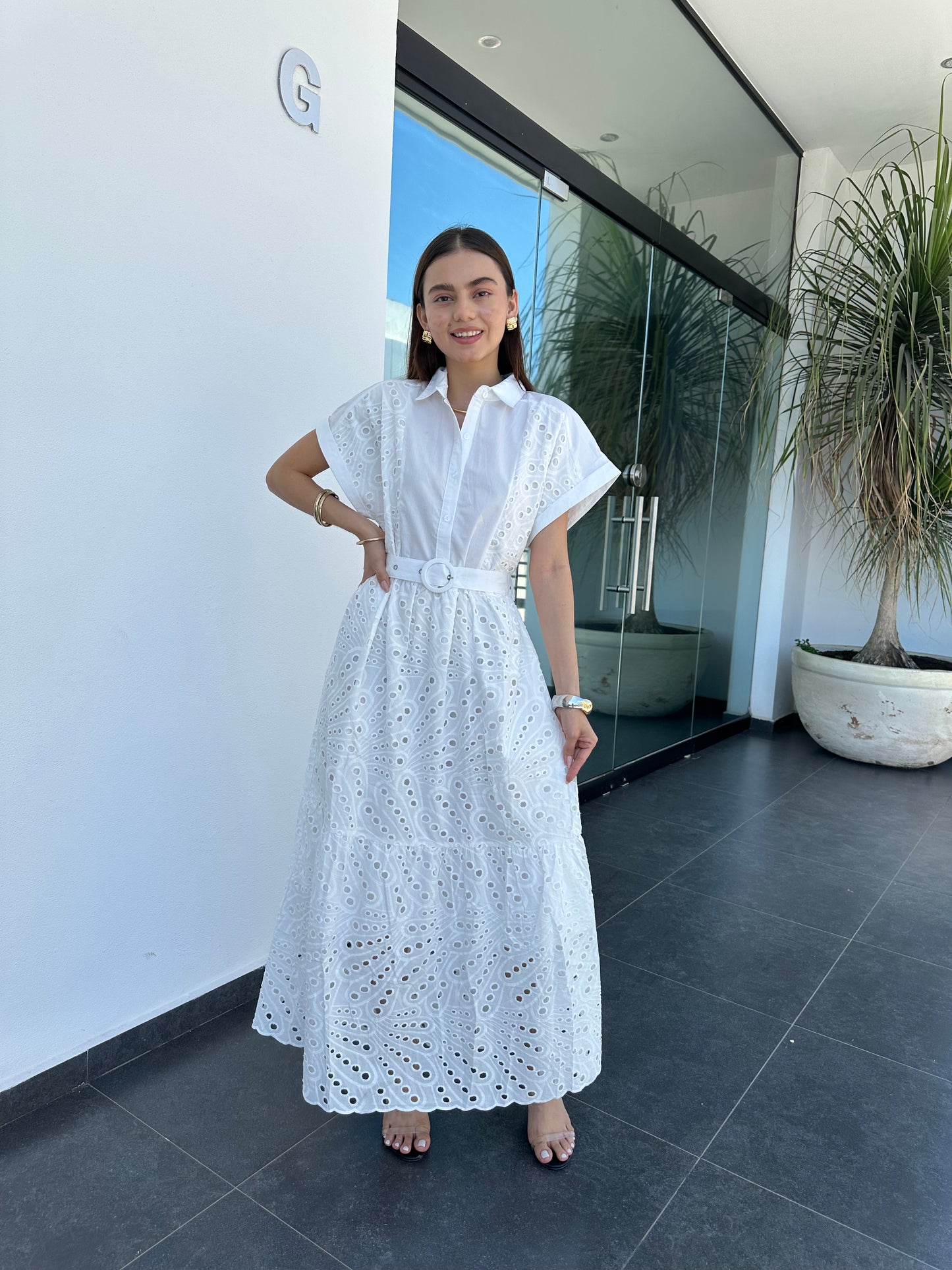 VESTIDO LARGO CON BORDADO Y CINTO