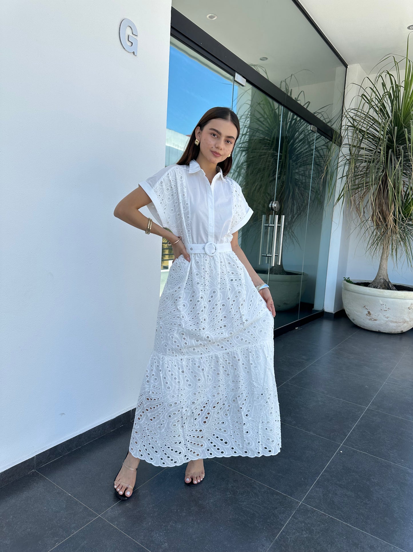 VESTIDO LARGO CON BORDADO Y CINTO