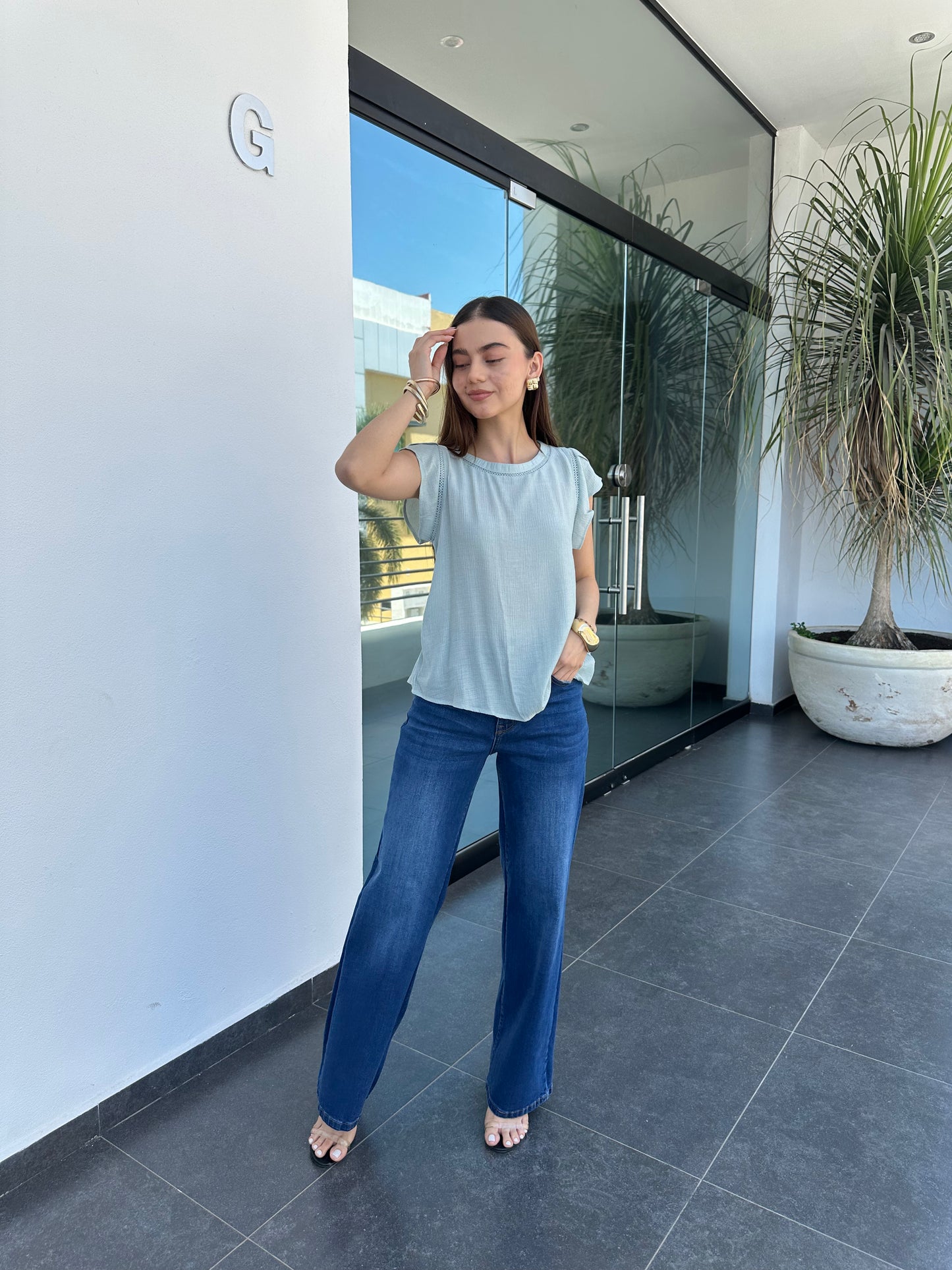 BLUSA CON DETALLE EN CUELLO Y MANGAS