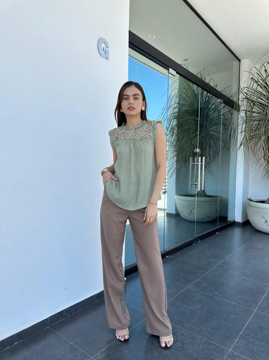 BLUSA CON ENCAJE EN CUELLO