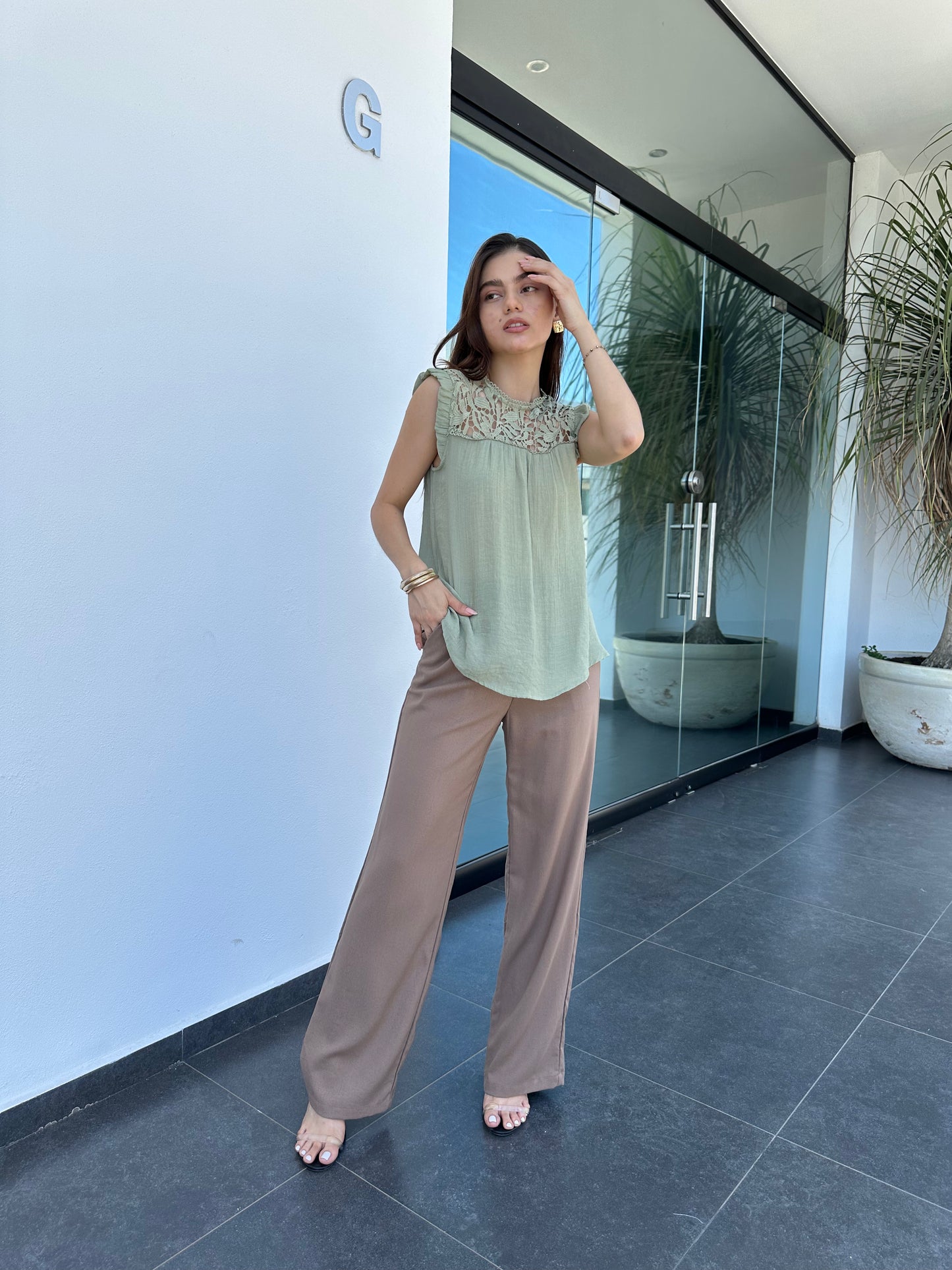 BLUSA CON ENCAJE EN CUELLO