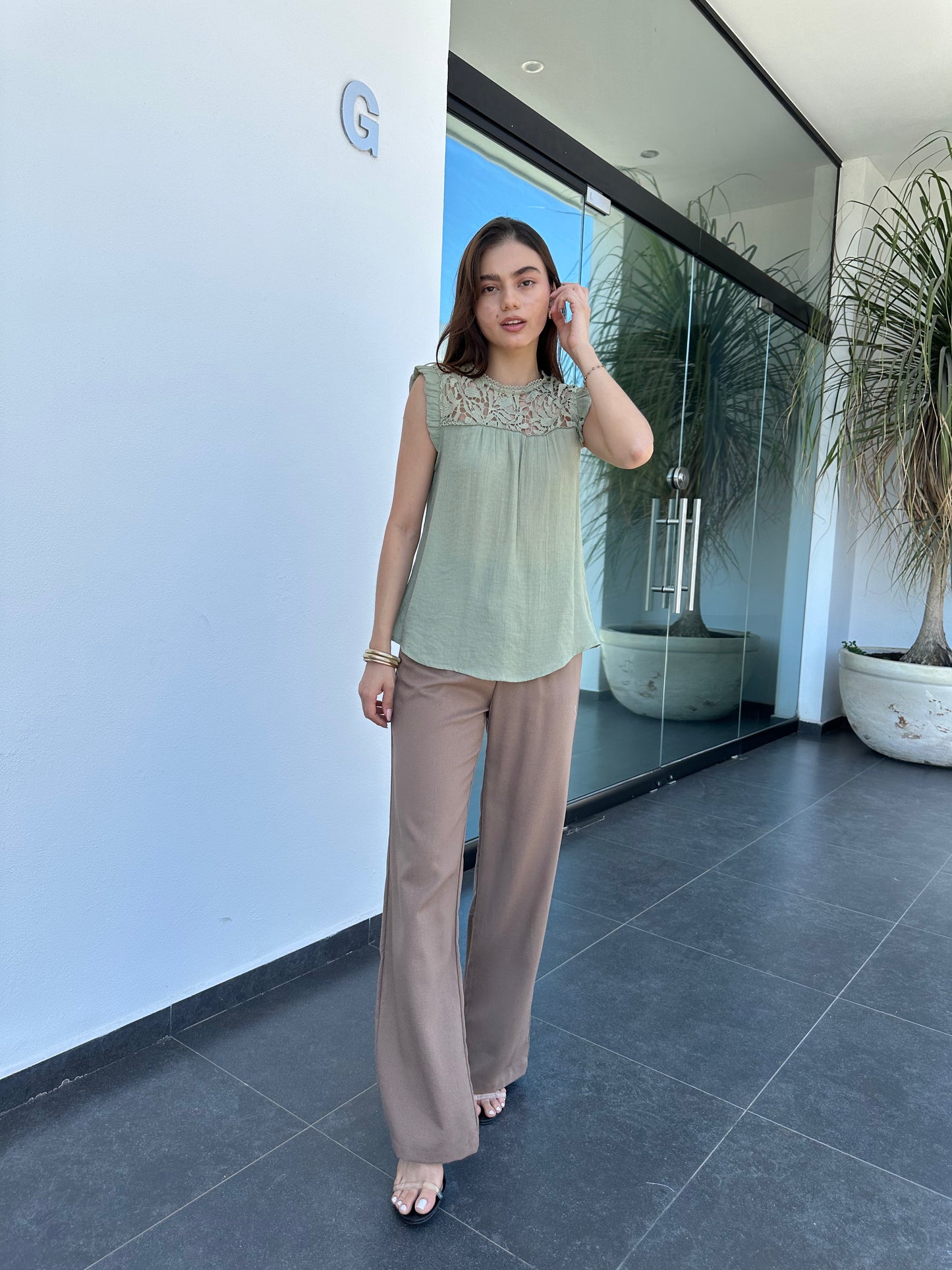 BLUSA CON ENCAJE EN CUELLO