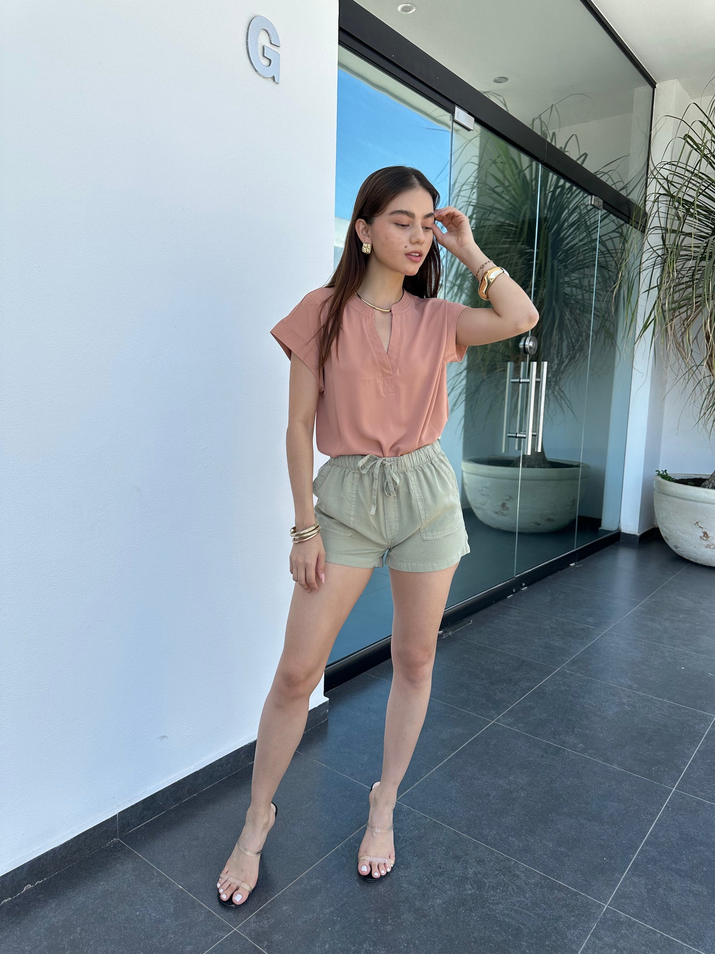 SHORT OLIVO CON BOLSAS