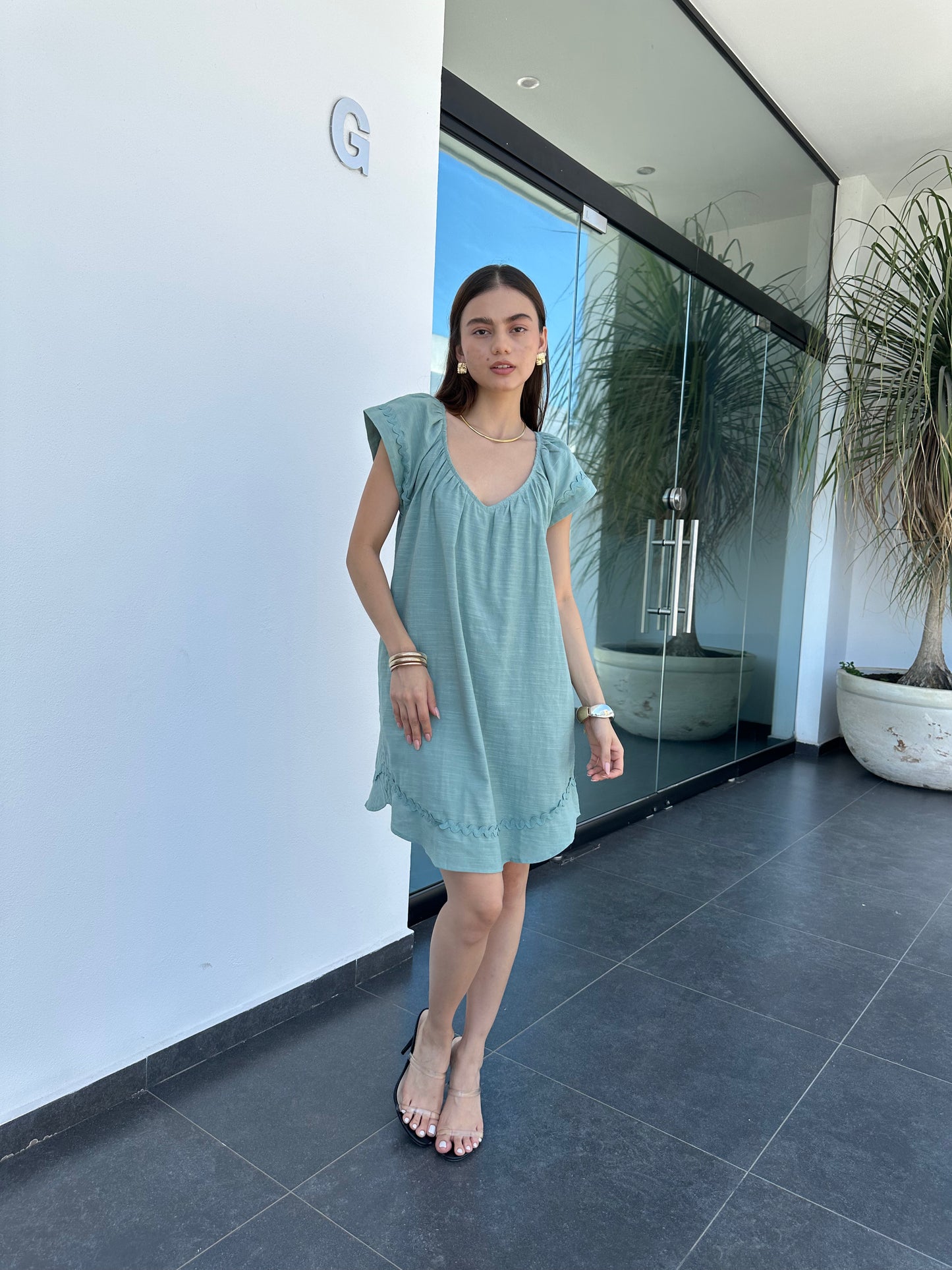 VESTIDO CON BOLSAS Y DETALLE EN LOS BORDES