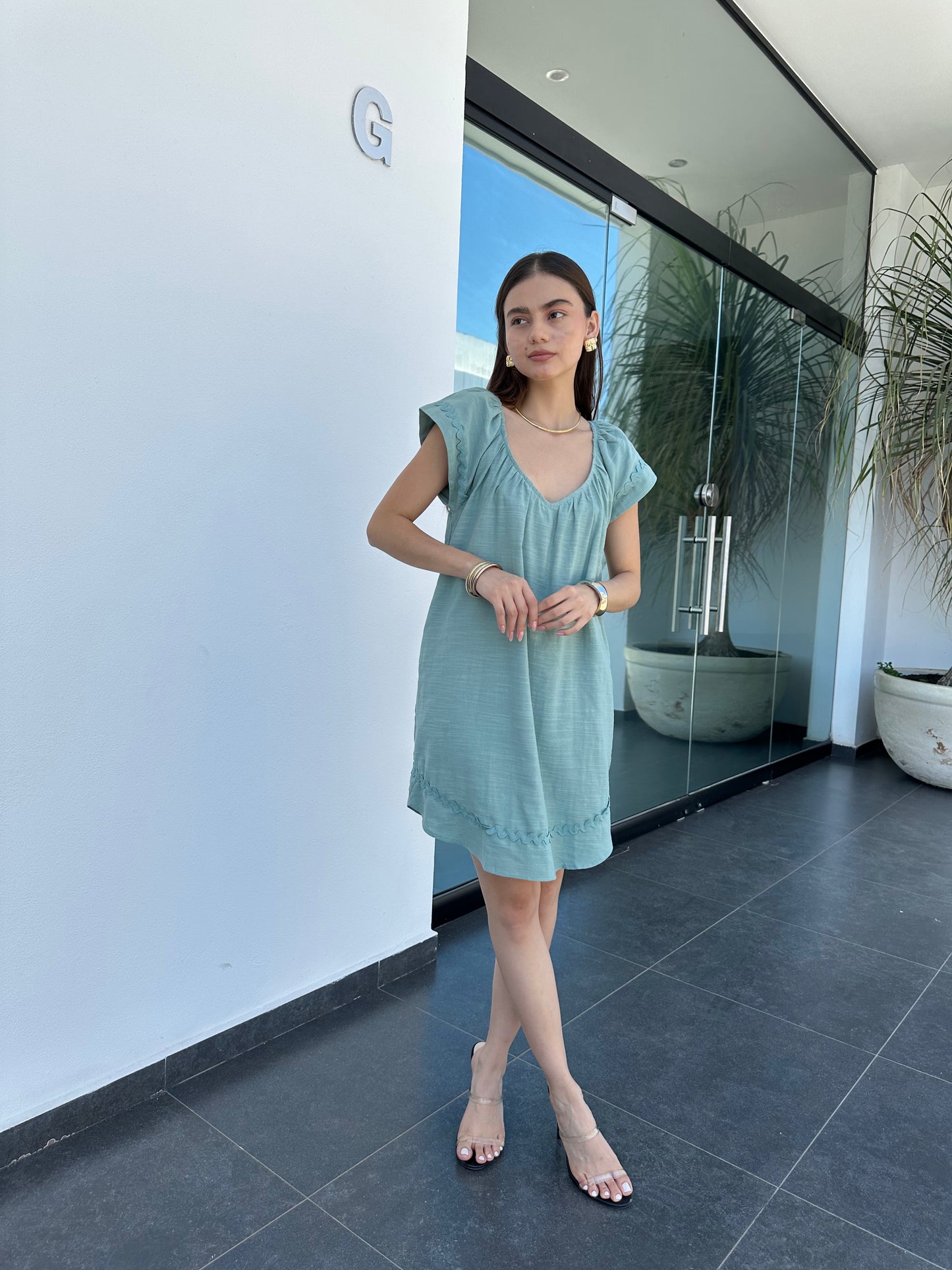 VESTIDO CON BOLSAS Y DETALLE EN LOS BORDES