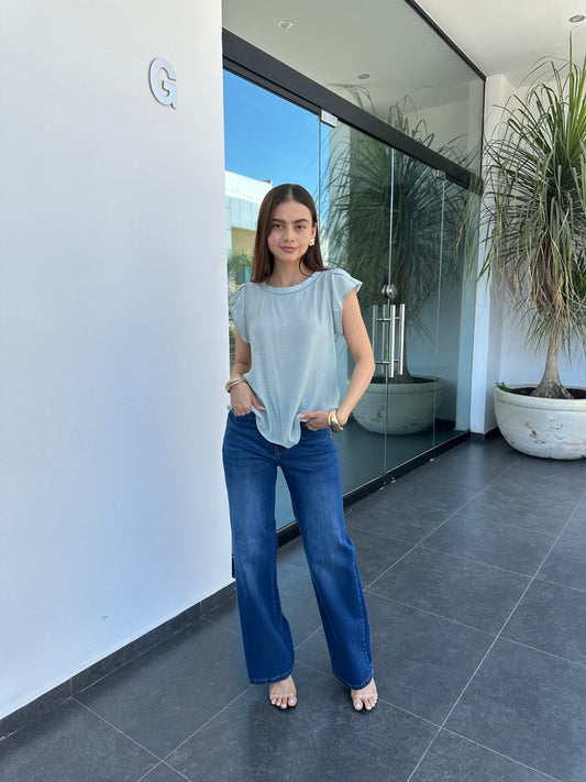 BLUSA CON DETALLE EN CUELLO Y MANGAS